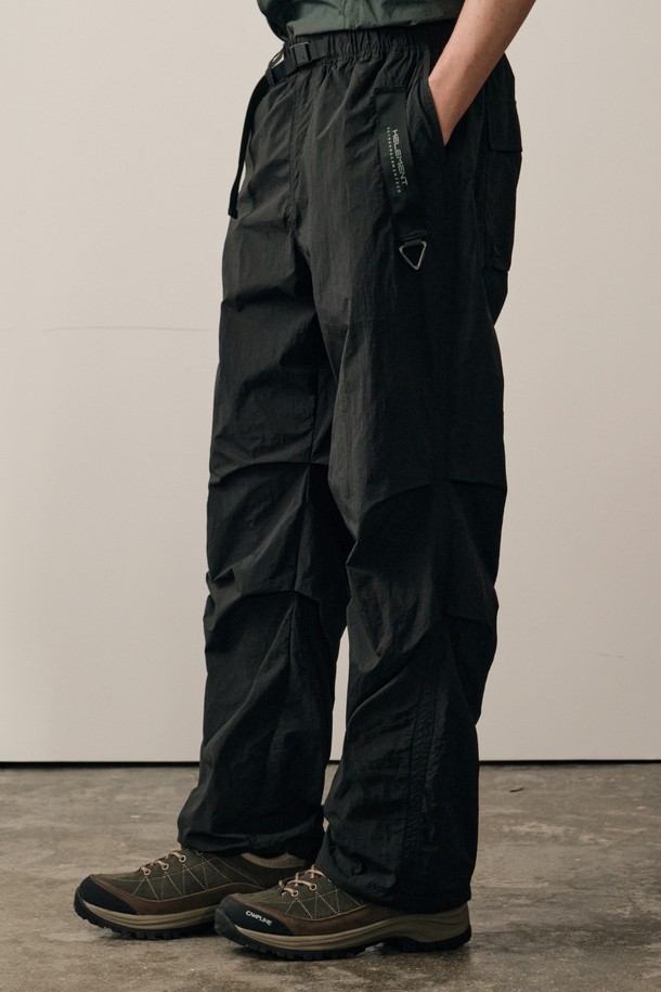 코쿤 웨빙 나일론 팬츠 (BLACK)는 캠핑, 트레킹, 피싱, 일상 등 다양한 활동에 적합한 남성용 나일론 팬츠입니다. 봄, 여름, 가을 시즌에 착용하기 좋으며, 캐주얼, 고프코어, 미니멀 스타일을 연출할 수 있습니다. 일자핏으로 편안하며, 발수 기능을 갖춰 활동성을 높였습니다. 3D 입체 패턴과 무릎 부위 4개의 다트 디테일이 돋보이는 디자인으로, 적당한 두께감의 나일론 소재로 제작되었습니다.
