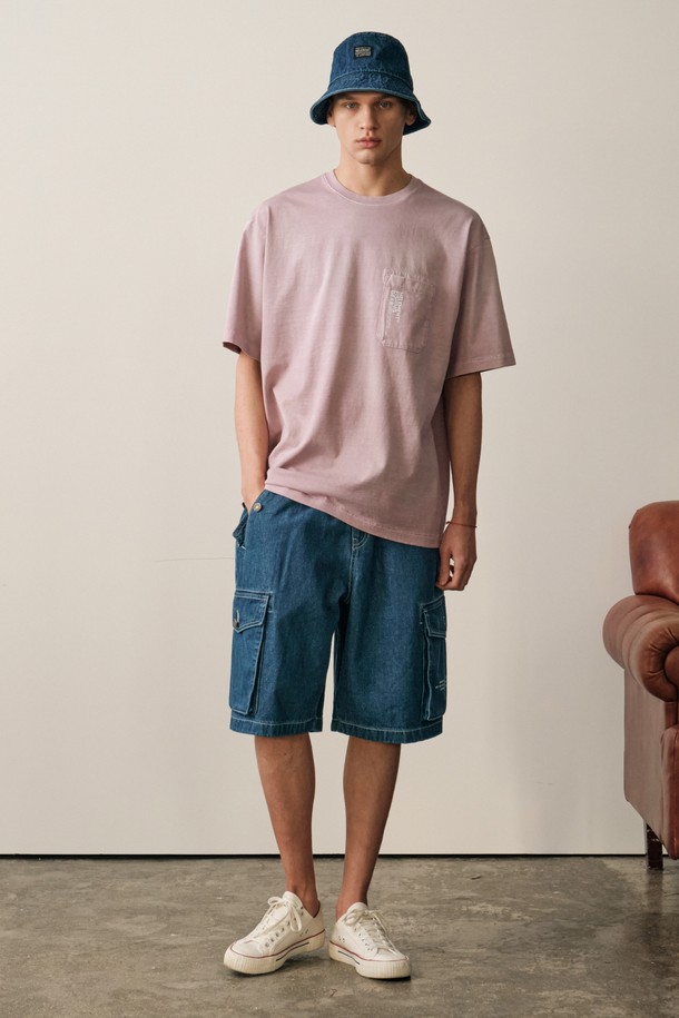 H2 다잉 포켓 반팔티셔츠는 핑크 색상의 면 소재로 제작되었으며, 피그먼트 다잉 기법이 적용되어 자연스러운 색감이 돋보입니다. 가슴 부분의 로고 포인트와 소매단, 밑단의 수공예 스타일 스티치가 특징이며, 봄, 여름에 일상복이나 스트릿 스타일로 연출하기 좋습니다. 얇고 부드러운 촉감의 레귤러 핏 라운드넥 반팔 티셔츠입니다.
