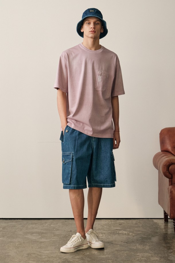 블루 컬러의 데님 스트링 카고 숏팬츠는 봄, 여름 시즌에 일상 및 아웃도어 활동에 적합하며, 캐주얼한 스타일을 연출합니다. 밴딩 처리된 허리, 사이드 버튼형 아웃포켓, 3D 패턴, 인체공학적 밑위 디자인이 적용되었으며, 면 소재의 레귤러핏과 컴포트핏으로 편안하게 착용할 수 있습니다.
