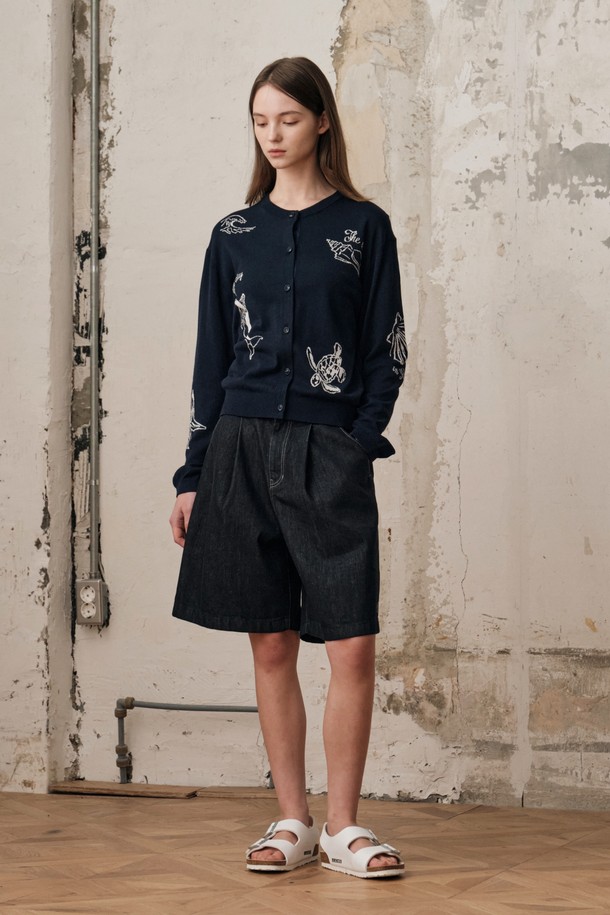 네이비 컬러의 여성 로우 데님 숏팬츠입니다. 봄, 여름 시즌에 적합하며, 미니멀하고 캐주얼한 스타일을 연출하기 좋습니다. 레귤러핏으로 편안하게 착용 가능하며, 앞쪽 주름턱 디테일과 뒤판 요크 부위 다트 디테일이 특징입니다. 밑단 셋자수 포인트로 포인트를 더했으며, "동네 마실룩"이나 "쇼핑룩"에 활용하기 좋은 아이템입니다. 캐주얼, 미니멀, 클래식 스타일을 즐겨 입는 분들께 추천합니다.
