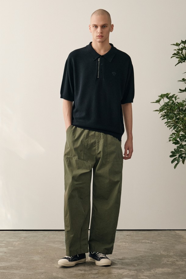 네이비 컬러의 니트 집업 카라 반팔입니다. 남성용으로, 일상 및 데일리룩에 적합하며 여름철 시원하게 착용할 수 있습니다. 얇은 두께감과 부드러운 촉감의 레이온, 나일론, 린넨 혼방 소재로 제작되어 통기성이 뛰어납니다. 메탈 지퍼 디테일과 고급 린넨 혼방사가 돋보이며, 기본 니트 반팔과 차별화된 디자인을 제공합니다. 캐주얼, 미니멀, 클래식 스타일을 아우르며 여름 바캉스룩으로도 활용 가능합니다.
