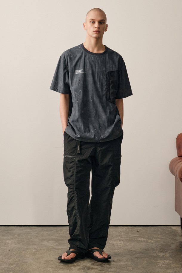 가벼운 나일론 소재로 제작된 다크 그레이 색상의 그라비티 반팔 바람막이는 여름철 캠핑이나 일상에서 활용하기 좋은 아이템입니다. 얇은 두께와 레귤러 핏으로 편안하게 착용 가능하며, 컴팩트한 접이식 디자인으로 휴대성을 높였습니다. 스트릿, 스포티, 캐주얼 무드를 연출할 수 있는 스웻셔츠 스타일의 방풍 기능성 바람막이입니다.
