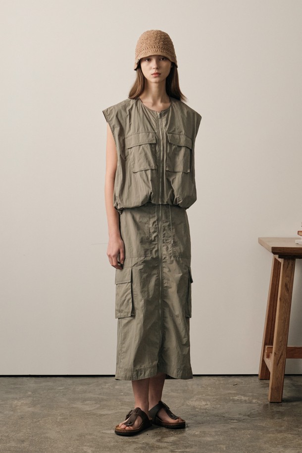 여성용 L 카키 컬러 필드 카고 스커트 세트입니다. 크롭 스타일 베스트와 카고 스커트 구성이며, 2-WAY 지퍼 디테일과 아우터 포켓이 특징입니다. 나일론 소재의 H라인 스커트는 밀리터리 및 캐주얼 무드를 연출하며, 일상과 아웃도어 활동 모두에 적합합니다.
