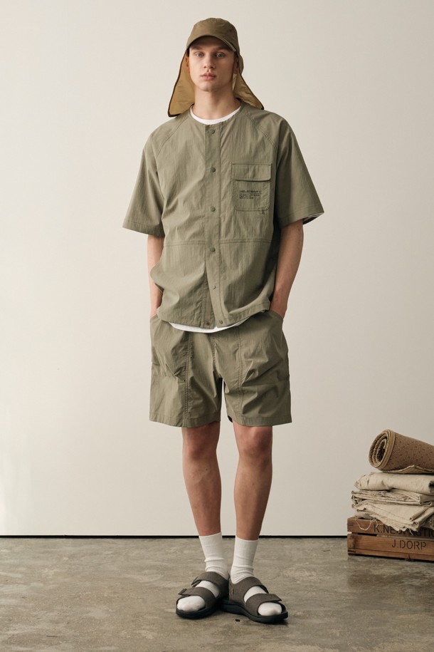 크루 컴피 하프 SET는 여름철 일상, 수영, 캠핑, 아웃도어 활동에 적합한 공용 세트 상품입니다. 카키 색상의 상하의 세트로, 얇고 부드러운 나일론, 면, 스판덱스 혼방 소재를 사용하여 편안한 착용감을 제공하며, 밴딩 허리와 스트링 디테일로 활동성을 더했습니다. 레귤러핏의 반바지 기장이며, 무지 패턴의 카디건 스타일 상의가 함께 제공되는 수영복 겸용 캐주얼, 스포티 스타일의 세트입니다.
