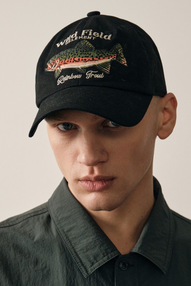 레인보우 코튼 볼캡 (BLACK)은 캐주얼, 레트로, 스포티 스타일을 즐기는 남녀 모두에게 어울리는 모자입니다. 봄, 여름 시즌에 착용하기 좋으며, 12cm 깊이로 편안한 착용감을 선사합니다. 면 소재로 제작되어 흡습 및 속건 기능이 뛰어나 쾌적함을 유지하며, 블랙 컬러에 레트로 피싱 감성의 레인보우 트라우트 자수 디테일이 포인트입니다. 여행룩에 개성을 더하고 싶을 때 활용하기 좋습니다. 내부 땀 흡수 기능성 로고 자카드 직조로 꼼꼼하게 마감되었습니다.
