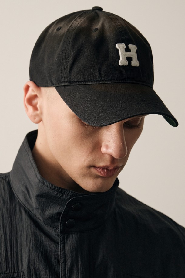 빈티지 어반 볼캡 (블랙)은 스트릿, 캐주얼 스타일을 즐기는 모두를 위한 사계절 필수 아이템입니다. 면 소재로 제작되어 편안한 착용감을 선사하며, 흡습속건 기능으로 쾌적함을 유지해 줍니다. 빈티지 워싱 디테일이 돋보이는 디자인에, 안쪽 땀받이 부분에는 기능성 로고 자카드 원단을 사용하여 실용성을 더했습니다. 산책룩, 여행룩 등 어떤 TPO에도 스타일리시하게 매치할 수 있는 블랙 컬러의 볼캡입니다. 모자 깊이 12cm로, 데일리 패션에 포인트 주기 좋습니다.
