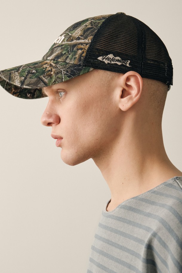 리얼카모 캐치 트러커(CAMO)는 캐주얼, 고프코어, 스포티 스타일을 아우르는 모자입니다. 면과 나일론 혼방 소재로 제작되어 부드러운 촉감과 흡습, 속건, 통기성을 제공하여 사계절 내내 쾌적하게 착용할 수 있습니다. 카모 패턴과 메쉬 패널, 로고 디자인이 돋보이며, 캠핑, 등산, 여행 등 다양한 TPO에 활용하기 좋습니다. 모자 깊이 12cm의 프리사이즈로 제작되었습니다.
