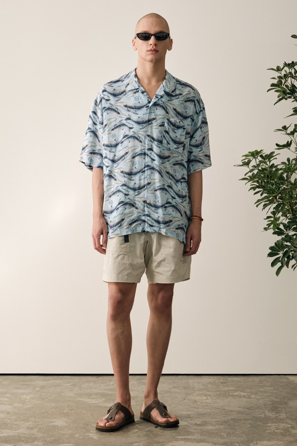 웨일 비치 반팔 셔츠는 시원한 라이트 블루 색상의 남성용 반팔 셔츠입니다. 부드러운 레이온 소재로 제작되었으며, 얇은 두께와 루즈핏 디자인으로 여름철 일상 및 야외 활동에 쾌적함을 더합니다. 고래 그래픽 프린트가 돋보이는 캐주얼 스타일의 카라 셔츠로, 통기성이 뛰어나 편안하게 착용할 수 있습니다.
