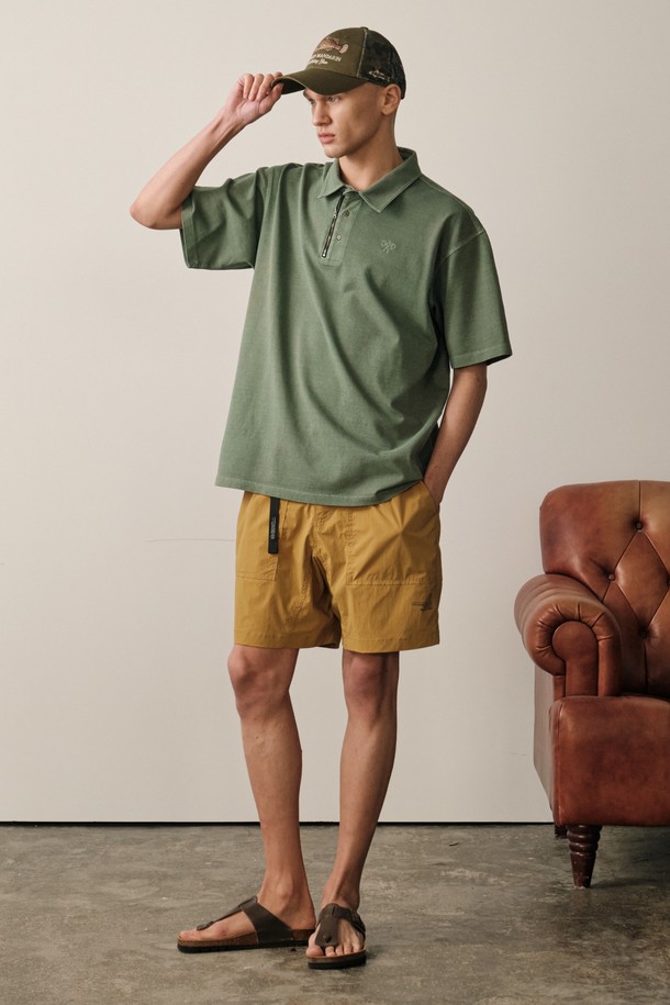 일상과 아웃도어 활동에 적합한 남성용 브레이크 에어 숏팬츠입니다. 머스타드 색상의 이 숏팬츠는 나일론과 스판덱스 혼방 소재로 제작되어 가볍고 신축성이 뛰어나며, 3D 패턴과 밴딩으로 편안한 착용감을 제공합니다. 얇고 부드러운 무지 패턴의 레귤러핏 디자인으로, 여름철 스포티하고 캐주얼한 스타일을 연출할 수 있습니다.
