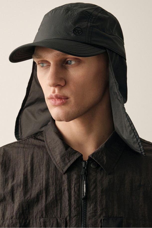 라이트 피셔 나일론 볼캡 (D GREY)은 아웃도어 활동에 최적화된 볼캡입니다. 다크그레이와 탄 두 가지 색상으로 출시되었으며, 여름철 피싱, 등산, 캠핑 등 다양한 아웃도어 활동에 적합합니다. 초경량 나일론 소재로 제작되어 가볍고 얇은 두께감을 자랑하며, 12.5cm의 모자 깊이와 22cm 챙 넓이로 편안한 착용감을 제공합니다. 자외선 차단, 발수, 흡습속건 기능이 있으며, 탈부착 차양막과 땀받이 로고 자카드 웨빙, 2-WAY 디자인으로 활용성을 높였습니다. 고프코어, 캐주얼, 스포티 스타일을 즐기는 분들께 추천합니다.
