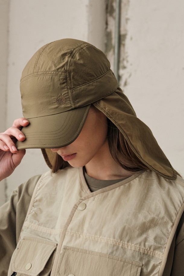 라이트 피셔 나일론 볼캡 (TAN)은 가볍고 시원한 착용감을 제공하는 여름용 볼캡입니다. 얇은 두께의 나일론 소재로 제작되어 땀 흡수와 빠른 건조 기능을 갖췄으며, 자외선 차단 기능으로 야외 활동 시에도 안심하고 착용할 수 있습니다. 탈부착 가능한 챙 디자인은 다양한 스타일 연출을 돕고, 2-WAY 기능성으로 실용성을 더합니다. 캠핑룩, 여행룩, 휴가룩 등 캐주얼, 미니멀, 고프코어 스타일 모두에 잘 어울리는 필수 아이템입니다.
