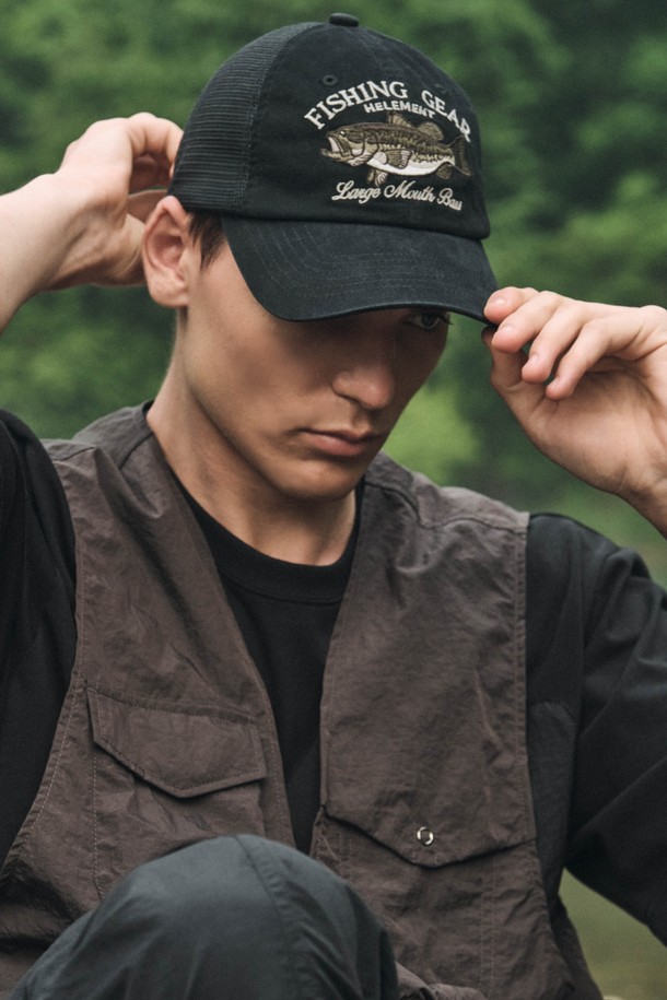 빅배스 블랙 트러커 (BLACK)는 남녀 모두 착용 가능한, 레트로 피싱 스타일의 트러커캡입니다. 시원한 메쉬 구조와 면, 폴리에스테르 혼방 소재로 제작되어 여름철에도 쾌적하게 착용할 수 있습니다. 모자 전면에 물고기 자수, 메쉬 디자인 장식이 포인트로 들어가 있으며, 헤드 둘레는 58cm입니다. 캐주얼, 레트로, 고프코어 스타일을 즐기는 분들께 휴가룩이나 여행룩으로 추천합니다. 기본 아이템으로 다양한 스타일에 활용해보세요.
