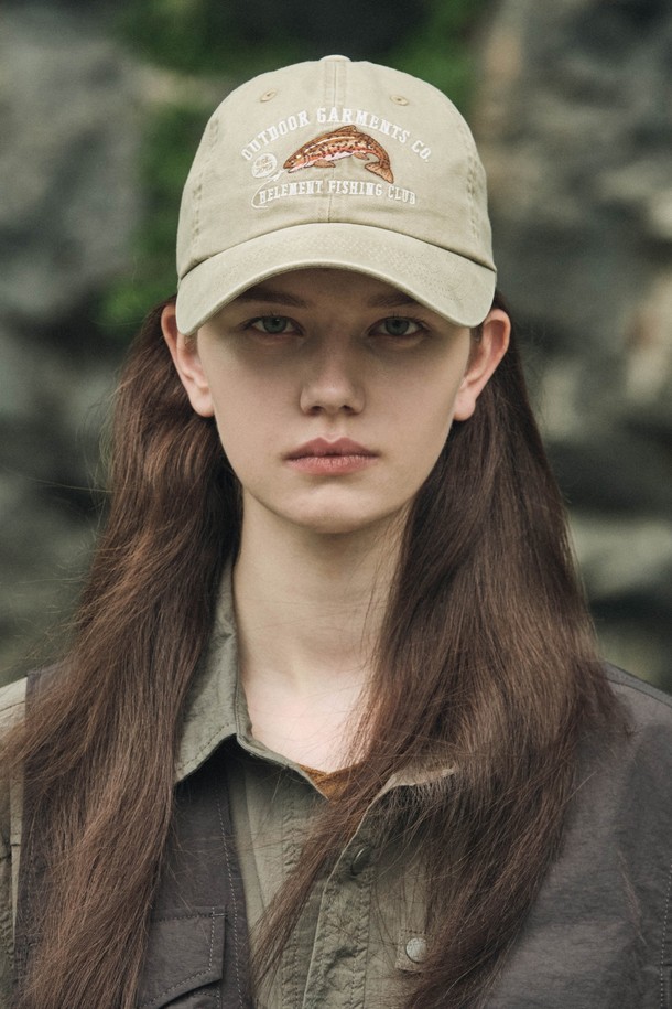 베이지 컬러의 벨리 워시드 볼캡입니다. 부드러운 면 소재로 제작되어 편안한 착용감을 선사하며, 워싱 처리로 자연스러운 멋을 더했습니다. 일반 깊이와 챙 넓이로 제작되어 데일리룩에 활용하기 좋으며, 로고 디자인으로 포인트를 더했습니다. 캐주얼, 미니멀, 클래식 스타일을 즐겨 입는 분들께 추천하며, 봄 소풍룩이나 산책룩에 매치하면 좋습니다. 사이즈 조절이 가능하여 누구나 편안하게 착용할 수 있습니다.
