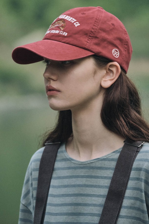 벨리 워시드 볼캡 (RED)은 면 소재로 제작되어 부드러운 촉감을 자랑하는 공용 볼캡입니다. 워싱 가공으로 자연스러운 멋을 더했으며, 로고 디자인으로 포인트를 주었습니다. 일상에서 편안하게 착용하기 좋으며, 봄, 여름, 가을 계절에 활용 가능합니다. 챙 넓이와 모자 깊이는 일반적인 형태로 제작되었으며, 사이즈 조절이 가능하여 편안한 착용감을 제공합니다. 캐주얼, 미니멀, 클래식 스타일의 산책룩, 봄 소풍룩에 매치하기 좋습니다.
