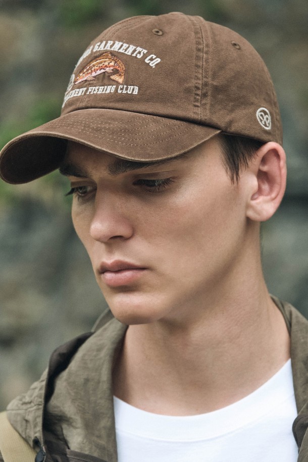 벨리 워시드 볼캡 (BROWN)은 부드러운 면 소재로 제작되어 편안한 착용감을 선사합니다. 브라운 컬러에 로고 자수 디테일이 돋보이며, 워싱 가공을 통해 빈티지한 멋을 더했습니다. 캐주얼, 미니멀, 클래식 스타일 모두 소화 가능한 데일리 볼캡으로, 봄, 여름, 가을 계절에 활용하기 좋습니다. 일반적인 모자 깊이와 챙 넓이로 제작되어 누구나 부담 없이 착용할 수 있습니다.
