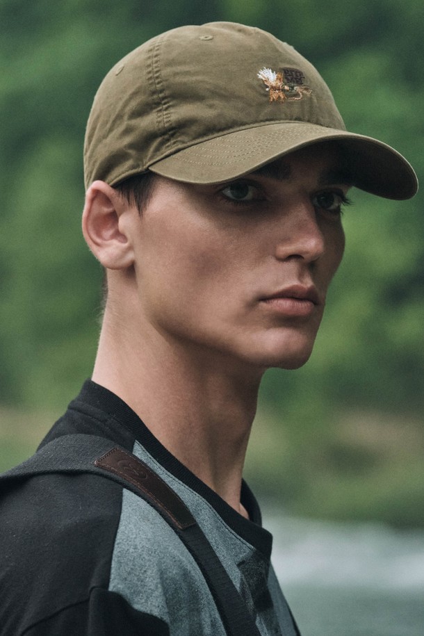 플라이 카키 볼캡 (KHAKI)은 면 소재로 제작되어 부드러운 촉감이 특징인 볼캡입니다. 가먼트 워싱 처리로 레트로 감성을 더했으며, 일상, 피싱, 아웃도어, 여행룩에 모두 잘 어울리는 디자인입니다. 모자 깊이는 17cm이며, 머리둘레 58cm에 적합한 프리사이즈로 제작되었습니다. 자수 패턴과 디자인 장식이 포인트로, 챙 디테일이 없는 미니멀한 스타일을 연출합니다. 봄, 여름 시즌에 착용하기 좋으며, 사이즈 조절이 가능하여 편안하게 사용할 수 있습니다.
