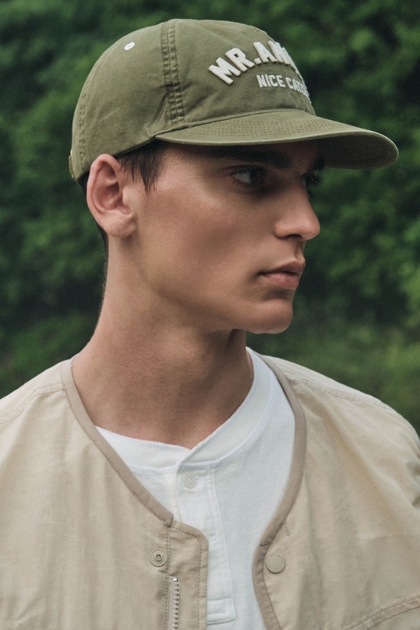 앵글러 코튼 캠프캡 (카키)는 남녀 모두 착용 가능한 모자로, 피싱, 일상, 아웃도어 활동에 적합합니다. 부드러운 면 소재로 제작되어 봄, 여름 시즌에 편안하게 착용할 수 있으며, 모자 깊이 17cm, 일반 챙 넓이를 갖추었습니다. 레트로 스타일과 스트리트 무드를 동시에 느낄 수 있으며, 워싱 가공과 3D 자수 디자인이 특징입니다. 직선 챙과 라운드 챙으로 변형하여 다양한 스타일을 연출할 수 있고, 사이즈 조절 기능으로 편안한 착용감을 제공합니다. 여행룩, 캐주얼, 스트리트, 레트로 스타일을 즐기는 분들께 추천합니다.
