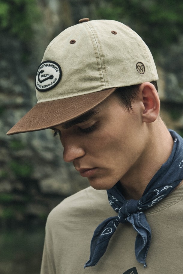 후크 베이지 스냅백 (BEIGE)은 일상, 캠핑, 피싱, 트레킹 등 다양한 활동에 어울리는 모자입니다. 베이지 컬러의 무지 디자인으로, 클래식 코튼 옥스포드 원단을 사용하여 부드러운 촉감을 선사합니다. 투톤 디자인과 챙 모양 조절이 가능한 볼캡 스타일로, 스트릿, 캐주얼, 레트로 스타일을 연출할 수 있습니다. 흡습 기능과 사이즈 조절 기능이 있어 편안하게 착용 가능하며, 캠핑룩, 산책룩, 여행룩을 완성해 보세요. 모자 깊이는 17cm이며, 자수 디테일이 돋보입니다.
