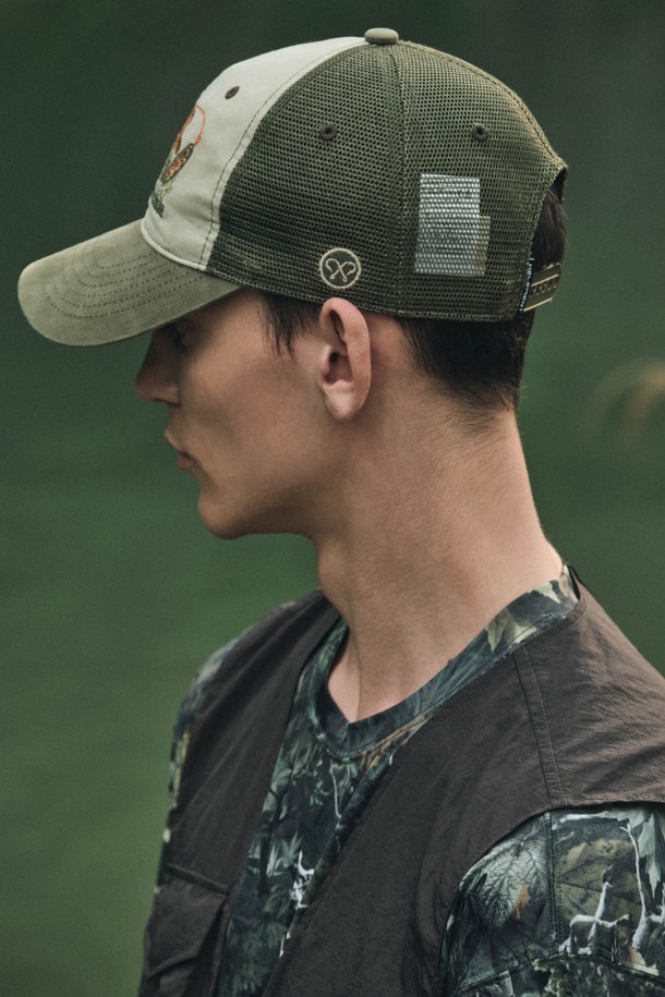 캐스트 카키 트러커 (KHAKI)는 여름철 야외 활동에 적합한 남녀 공용 트러커캡입니다. 면과 폴리에스터 혼방 소재로 제작되어 부드러운 촉감과 통기성을 제공하며, 메쉬 백패널 디자인으로 쾌적함을 더했습니다. 클래식 플라이 피싱 그래픽과 레트로 스타일 자수 디테일이 돋보이며, 프리사이즈로 편안하게 착용 가능합니다. 여행, 휴가, 캠핑 등 다양한 TPO에 어울리는 캐주얼, 클래식, 고프코어 스타일의 모자입니다. 모자 깊이는 17cm입니다.
