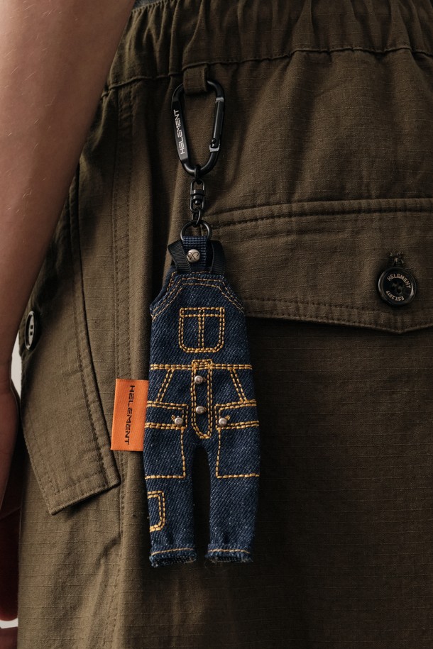 크루거 오버롤 키링 (인디고)은 데님 소재의 오버롤 미니어처 디자인으로, 캐주얼한 스타일을 연출합니다. 인디고 컬러와 Free 사이즈로 제작되었으며, 동네 마실룩이나 산책룩에 포인트 아이템으로 활용하기 좋습니다. 카라비너 타입 고리가 있어 가방이나 열쇠에 간편하게 걸 수 있으며, 총길이 21.5cm, 폭 5.5cm의 아담한 크기로 일상 속 장식용으로 활용하기 좋습니다. 미니멀한 스타일을 선호하는 분들에게 추천합니다.
