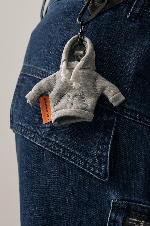 "더블훅 후드 맨투맨" 키링 (M 그레이)은 미니어처 후드 맨투맨 디자인으로 제작된 키링 시리즈입니다. 그레이 컬러의 캐주얼하고 미니멀한 스타일을 연출하며, '동네 마실룩', '여행룩', '산책룩' 등 다양한 TPO에 활용하기 좋습니다. 카라비너 고리가 포함되어 있어 가방이나 소지품에 간편하게 걸어 장식할 수 있습니다. 자유로운 스타일 연출을 위한 필수 아이템으로, 개성 있는 포인트를 더해줍니다.
