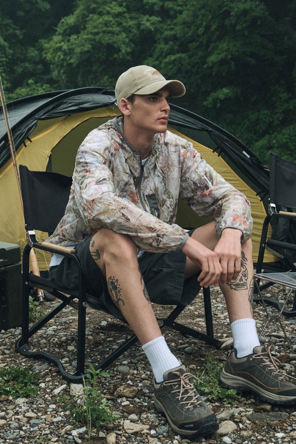 코쿤 웨빙 바람막이 자켓 (CAMO)은 남성용 아우터로, 봄, 여름철 아웃도어 활동과 일상에서 활용하기 좋은 아이템입니다. 얇고 가벼운 나일론 소재에 통기성, 방수 기능을 더하여 쾌적한 착용감을 선사하며, 밀리터리/스포티 스타일의 카모 패턴과 레귤러핏으로 트렌디함을 더했습니다. 집업 방식의 긴소매 자켓으로, 3D 패턴 디자인과 립스탑 원단으로 내구성을 높였으며, 최소한의 부피로 휴대성을 높인 실용적인 제품입니다.
