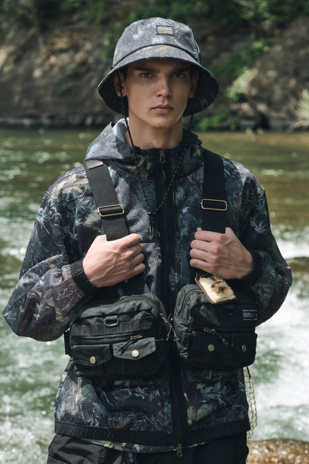 H55 루어 멀티 베스트 (블랙)는 남성용 아우터 베스트로, 캠핑, 피싱, 아웃도어 활동에 적합합니다. 블랙과 카키 두 가지 색상으로 출시되었으며, 봄, 여름, 가을 시즌에 활용하기 좋습니다. 겉감은 뻣뻣한 면 소재이며, 왁스코팅 처리가 되어 있어 생활 방수 기능을 제공합니다. 벨크로 여밈 방식과 레귤러핏으로 편안한 착용감을 선사하며, 가죽 디테일이 적용되어 밀리터리, 아웃도어 스타일을 연출합니다. 다수의 벨크로 포켓과 대용량 수납공간, 백패널 레인자켓 수납 공간, 멀티 수납공간을 갖춰 실용성을 높였습니다.
