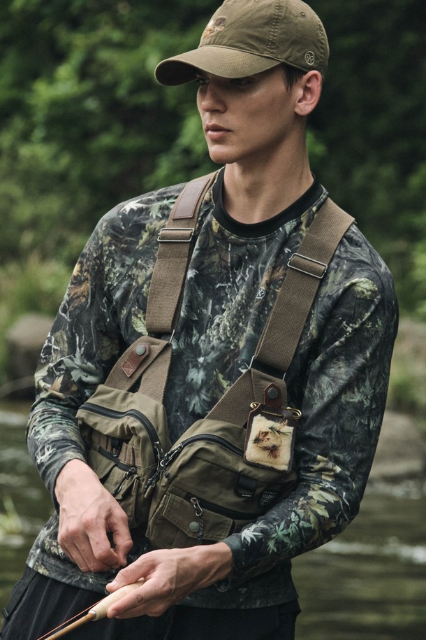 H55 루어 멀티 베스트 (카키)는 남성용 베스트로, 피싱, 캠핑, 아웃도어 활동에 적합합니다. 봄, 여름, 가을 계절에 어울리며 밀리터리 및 빈티지 스타일을 연출합니다. 면 소재에 왁스 코팅 처리되어 뻣뻣한 촉감을 주며, 벨크로 여밈 방식과 레귤러핏으로 디자인되었습니다. 소가죽 디테일, 바택 스티치 보강, 대용량 수납공간, 벨크로 포켓, 백패널 수납공간 등 실용적인 기능성을 갖춘 워크웨어, 캐주얼, 고프코어 스타일의 베스트입니다.
