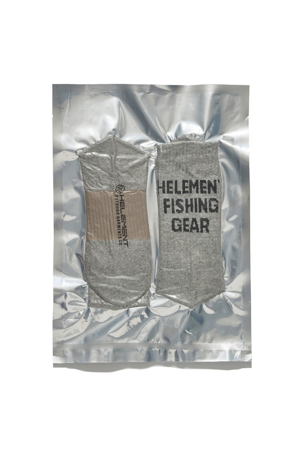 남녀공용 필드 컴포트 크루 삭스 (M 그레이)는 아웃도어 활동과 일상생활 모두에 적합한 양말입니다. 면, 폴리에스테르, 나일론, 스판덱스의 프리미엄 혼방 소재로 제작되어 흡습성과 신축성이 뛰어나 편안한 착용감을 제공합니다. 보트경기에서 유래한 스타일로, 중간 부위의 골지 패턴이 특징이며, 산책룩이나 동네 마실룩과 같은 캐주얼, 미니멀, 클래식 스타일 연출에 용이합니다. M 그레이, 아이보리, 카키 세 가지 색상으로 만나보세요.
