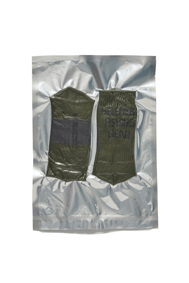 남녀공용 필드 컴포트 크루 삭스 (카키)는 면, 폴리에스테르, 나일론, 스판덱스 혼방 소재로 제작되어 흡습성과 신축성이 뛰어납니다. 사계절용으로, 아웃도어 활동과 일상에서 모두 활용 가능하며, 캐주얼, 미니멀, 클래식 스타일을 연출하기 좋습니다. 중간 길이 디자인과 프리미엄 코튼 혼방 소재로 편안한 착용감을 제공하며, 골지 패턴이 특징입니다. 동네 마실룩, 산책룩, 집콕룩에 매치하여 편안하면서도 스타일리시하게 연출해보세요. 카키, 아이보리, 미디엄 그레이 세 가지 컬러 옵션으로 만나보실 수 있습니다.
