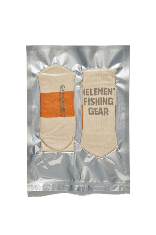 아이보리 컬러의 남녀공용 테크니컬 스킨 미드 삭스입니다. 면, 폴리에스테르, 나일론, 스판덱스 혼방 소재로 제작되어 부드러운 촉감과 얇은 두께로 편안한 착용감을 제공합니다. 흡습 기능이 있어 아웃도어, 하이킹, 일상생활에서 쾌적하게 착용할 수 있습니다. 골지 패턴의 미드 삭스로, 중간 부위를 안정적으로 잡아주는 디자인이 특징이며, 캐주얼, 미니멀, 클래식 스타일 모두 소화 가능합니다. 산책, 등산, 여행 시 스타일리시하게 연출해보세요.
