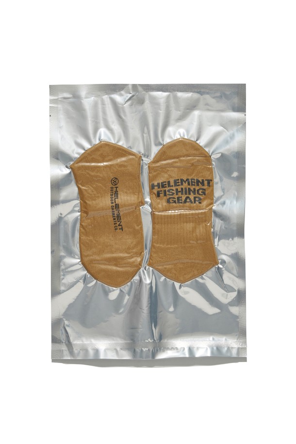 남녀공용 테크니컬 스킨 미드 삭스 (머스타드)는 아웃도어 활동과 일상에서 모두 활용 가능한 양말입니다. 면, 폴리에스터, 나일론, 스판덱스를 혼방한 프리미엄 코튼 소재로 제작되어 흡습성과 신축성이 뛰어나 여름철에도 쾌적하게 착용할 수 있습니다. 중간 길이 디자인과 중간 부위 골지 패턴이 특징이며, 캐주얼, 미니멀, 클래식 스타일의 산책룩, 동네 마실룩에 잘 어울립니다. 머스타드, 블랙, 아이보리, 카키 4가지 색상으로 만나보세요.
