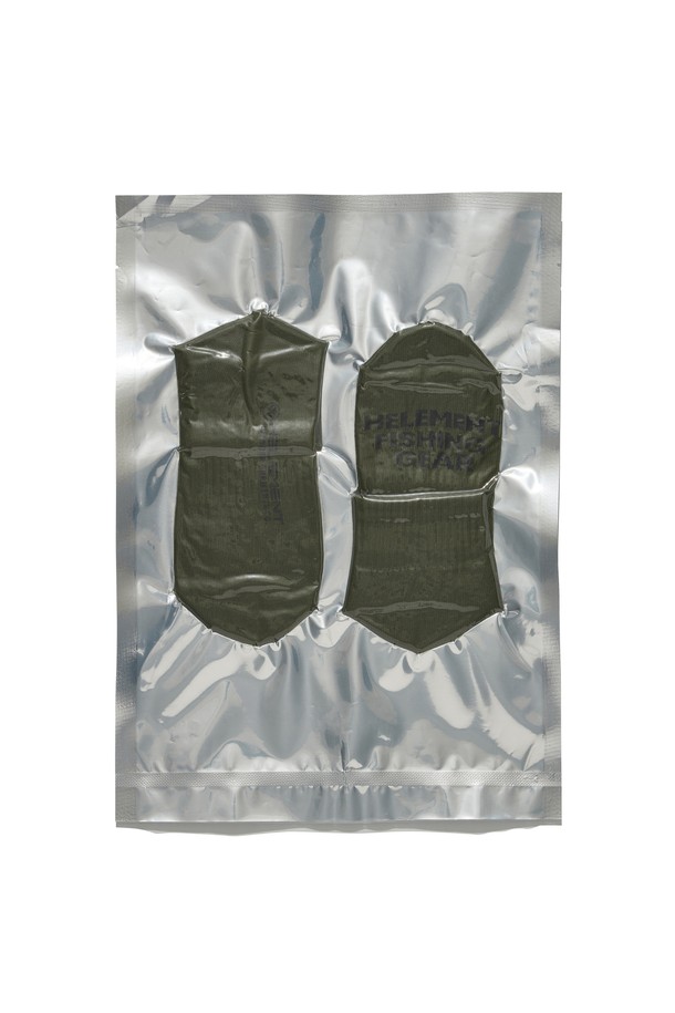 남녀공용 테크니컬 스킨 미드 삭스(KHAKI)는 면, 폴리에스터, 나일론, 스판덱스 혼방 소재로 제작되어 부드러운 촉감과 우수한 흡습성, 신축성을 제공합니다. 얇은 두께감으로 여름철에도 쾌적하게 착용 가능하며, 미드 길이와 리브 조직으로 편안한 착용감을 선사합니다. 베이직한 디자인으로 다양한 스타일 연출에 용이하며, 산책룩, 여행룩, 등산룩 등 아웃도어 활동은 물론 캐주얼, 미니멀, 고프코어 스타일에도 잘 어울립니다. 카키 색상으로 어떤 옷에도 매치하기 쉬운 데일리 아이템입니다.
