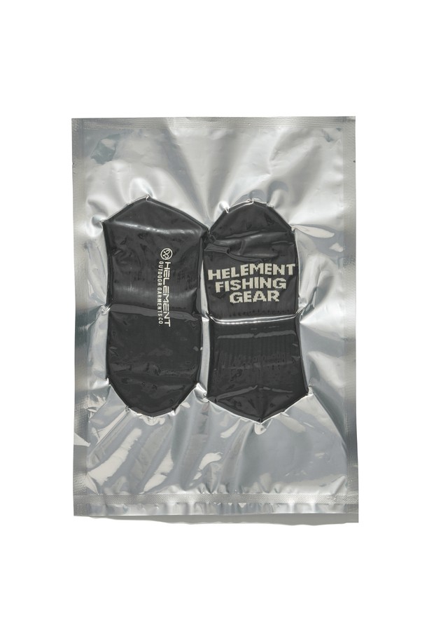 남녀공용 테크니컬 스킨 미드 삭스 (BLACK)는 아웃도어 활동과 일상생활에서 모두 활용 가능한 양말입니다. 부드러운 촉감의 프리미엄 코튼 혼방 소재를 사용하여 흡습 기능이 뛰어나며, 얇은 두께감으로 편안한 착용감을 제공합니다. 골지 패턴의 미드 삭스는 캐주얼, 미니멀, 클래식 스타일 모두에 잘 어울립니다. 동네 마실룩, 산책룩 등 가벼운 TPO에 매치하여 활용해보세요. 블랙, 아이보리, 카키, 머스타드 네 가지 색상으로 만나보실 수 있습니다.
