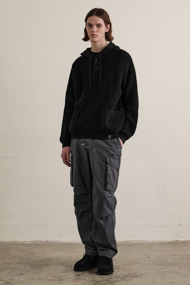 WEST 피그먼트 후드 니트 (블랙)는 가을, 겨울 시즌에 어울리는 남성용 니트/스웨터입니다. 헨리넥과 후드 디자인을 모두 갖춘 레귤러핏의 긴소매 제품으로, 빈티지하면서도 클래식한 스타일을 연출합니다. 면 소재에 두꺼운 두께감으로 제작되었으며, 피그먼트 워싱 처리와 후드 중앙 스트라이프 디테일이 특징입니다. 데일리룩, 카페룩, 모임룩 등 다양한 TPO에 활용 가능하며, 클래식, 캐주얼, 미니멀 스타일을 추구하는 분들께 추천합니다. 착용 시 필링(보풀)이 발생할 수 있습니다.
