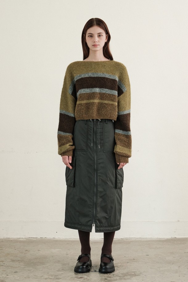 따뜻하고 포근한 여성 스트라이프 크롭 니트 (KHAKI)입니다. 부드러운 촉감의 울, 나일론, 아크릴, 폴리에스터, 스판덱스 혼방 소재로 제작되어 가을, 겨울 시즌에 적합합니다. 모헤어 혼방 원사를 사용하여 은은한 고급스러움을 더했으며, 자카드 기법으로 섬세한 스트라이프 패턴을 표현했습니다. 캐주얼, 클래식, 미니멀 스타일을 모두 소화할 수 있으며, 데이트룩, 카페룩, 겨울 데일리룩 등 다양한 TPO에 활용하기 좋습니다. 다만, 착용 시 마찰에 의해 필링이 발생할 수 있으니 주의하여 관리해주세요.
