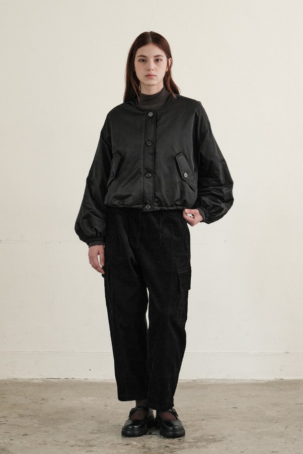 **여성 코듀로이 카고 팬츠 (블랙)**는 부드러운 촉감의 프리미엄 코듀로이 원단으로 제작되어 가을, 겨울 시즌에 따뜻하게 착용하기 좋습니다. 톤온톤 무지 디자인에 와이드 핏과 루즈핏으로 편안하면서도 스타일리시한 캐주얼 무드를 연출합니다. 허리 밴딩으로 편안함을 더하고, 카고 포켓 디테일이 실용성을 높였습니다. 겨울 데일리룩, 동네 마실룩, 쇼핑룩 등 다양한 TPO에 활용할 수 있으며, 캐주얼, 미니멀, 클래식 스타일을 즐겨 입는 분들께 추천합니다. 자연스러운 실루엣으로 어떤 상의와도 잘 어울려 활용도가 높습니다.
