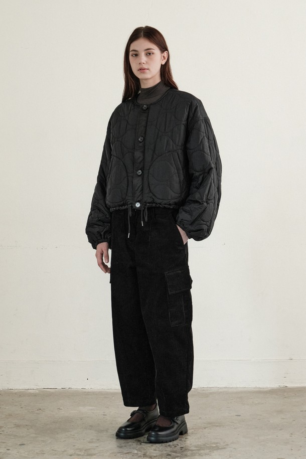 **여성 플리츠 리버서블 패딩 (블랙)**

미니멀하고 모던한 스타일의 여성용 플리츠 리버서블 패딩입니다. 겨울철 데일리룩에 적합하며, 양면 착용이 가능하여 다양한 스타일을 연출할 수 있습니다. 부드러운 촉감의 폴리에스테르와 나일론 혼방 소재로 제작되었으며, 3M 씬슐레이트 충전재를 사용하여 보온성과 경량성을 높였습니다. 오버핏 크롭 기장으로 트렌디함을 더했으며, 웨이브 퀄팅 패턴과 벌룬 소매 디자인이 특징입니다. 버튼 여밈 방식과 블랙 컬러로 심플하면서도 세련된 겨울 스타일을 완성해보세요.
