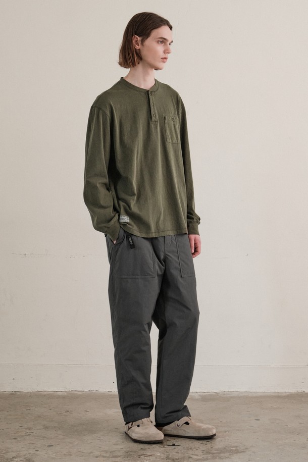 더블린 헨리넥 긴팔 티셔츠 (KHAKI)는 부드러운 촉감의 면 소재로 제작되어 봄, 가을 일상에서 편안하게 착용하기 좋습니다. 캐주얼 및 미니멀 스타일을 추구하는 남성분들을 위한 레귤러핏 긴팔 티셔츠로, 헨리넥 디자인과 무지 패턴으로 베이직한 매력을 더했습니다. 피그먼트 워싱 가공을 통해 빈티지한 카키 컬러감을 살렸으며, 가슴 부분의 미니 포켓이 돋보이는 디테일을 더했습니다. 프리미엄 20수 단일 원단을 사용하여 흡습 기능까지 갖춘 실용적인 아이템입니다. 동네 마실룩이나 산책룩으로 활용하기 좋습니다.
