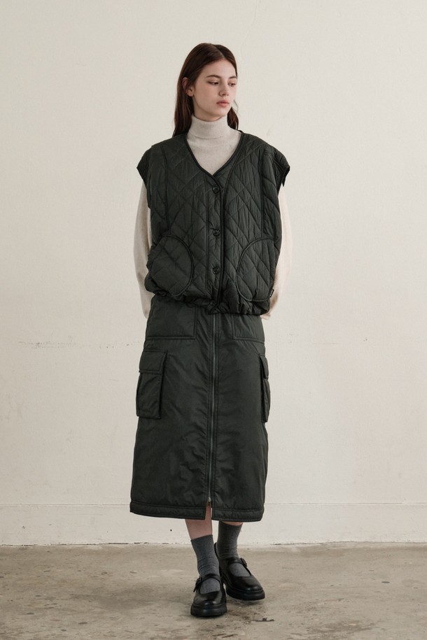 가을, 겨울 시즌 착용하기 좋은 여성 스톰 퀼팅 베스트 (KHAKI)입니다. 부드러운 촉감의 폴리에스테르 소재로 제작되었으며, 퀼팅 패딩 디테일이 돋보입니다. 루즈핏으로 편안하게 착용 가능하며, 버튼 여밈 방식으로 간편하게 스타일링할 수 있습니다. 캐주얼, 베이직 스타일을 즐겨 입는 여성분들께 추천하며, 출근룩, 모임룩 등 다양한 TPO에 활용 가능합니다. 미니멀, 클래식 스타일을 선호하는 분들께도 잘 어울립니다.
