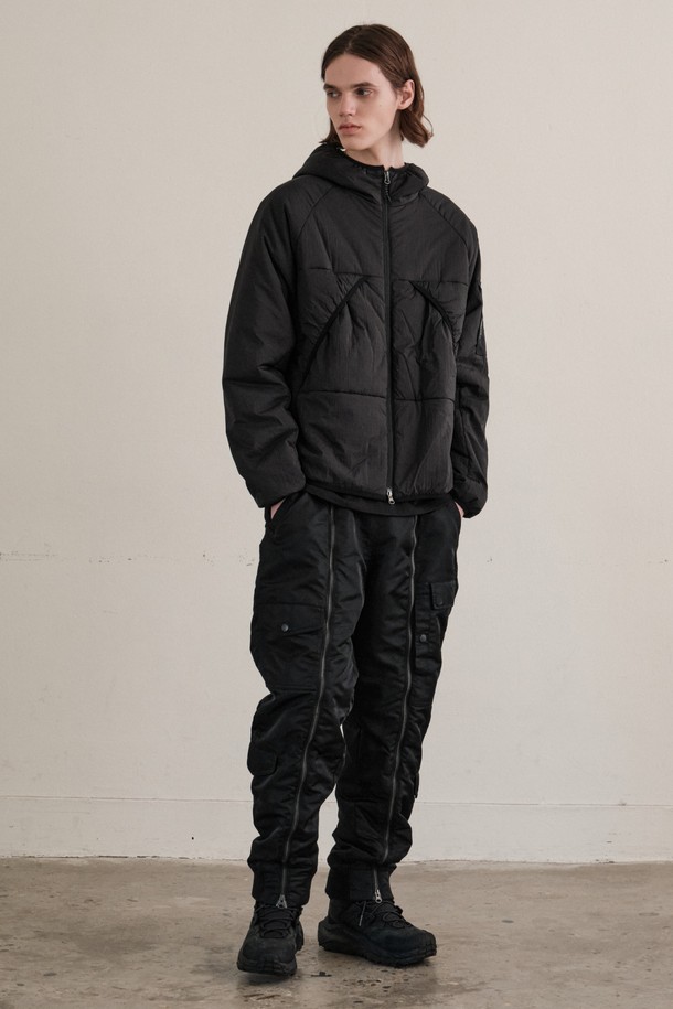 추운 겨울, 당신의 따뜻함을 책임질 스트리트 워머 팬츠 (블랙)입니다. 밀리터리 스타일을 재해석하여 트렌디함을 더했으며, 일상 속에서도 스타일리시하게 연출할 수 있습니다. 나일론과 폴리에스테르 혼방 소재로 제작되어 부드러운 촉감을 자랑하며, 3M 씬슐레이트 1oz 프리미엄 패딩 충전재가 뛰어난 보온성을 제공합니다. 루즈핏에 긴 기장으로 편안한 착용감을 선사하며, 밴딩 처리로 활동성을 높였습니다. 겨울철 데일리룩에 스트리트 무드를 더해보세요.
