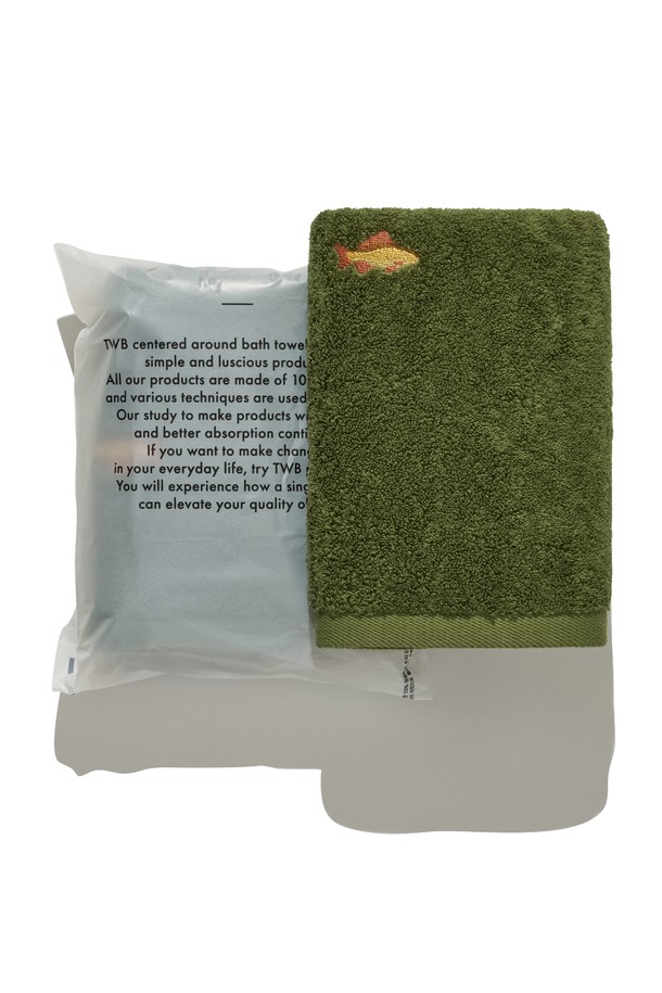 HELEMENT X TWB 프리미엄 페이스 자수타올 (OLIVE)는 부드러운 면 소재로 제작되어 흡수력이 뛰어나며, 사계절 내내 사용하기 좋습니다. 올리브 컬러에 물고기 자수 디테일이 돋보이는 디자인으로, 캠핑이나 일상생활에서 유용하게 사용할 수 있습니다. HELEMENT (헤레멘트)와 TWB의 콜라보레이션을 통해 탄생한 프리미엄 페이스 타올입니다. 부드러운 촉감으로 피부에 자극 없이 사용할 수 있으며, 실용성과 디자인을 모두 갖춘 제품입니다.
