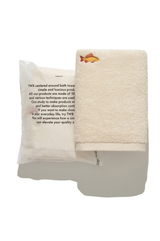 [HELEMENT X TWB] 프리미엄 자수 핸드타올 (오프화이트)는 부드러운 면 소재로 제작되어 흡수력이 뛰어납니다. 오프화이트 색상 바탕에 물고기 자수 디테일이 돋보이는 디자인으로, 캠핑 등 야외 활동 시 유용하게 사용하실 수 있습니다. 보통 두께감으로 제작되어 휴대성이 좋으며, 프리미엄 소재를 사용하여 부드러운 촉감을 선사합니다. 섬세한 자수 장식은 은은한 포인트를 더해줍니다.