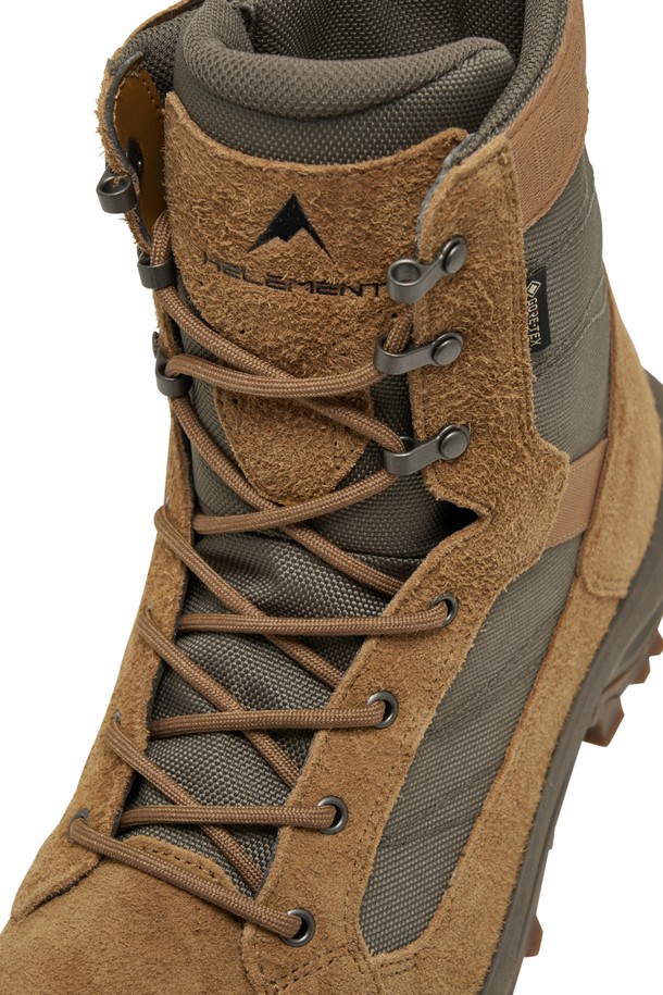 HELEMENT X NEPA(헤르엘리먼트 X 네파) 필드 트레일 GTX (D/BEIGE)는 남성용 신발로, 하이킹, 트레일러닝, 일상생활에서 활용하기 좋은 다크베이지 컬러의 운동화입니다. 스웨이드와 고어텍스 소재를 사용하여 방수, 통기성이 뛰어나며, 하이탑 디자인과 끈으로 여미는 방식으로 안정적인 착용감을 제공합니다. 플랫 굽에 무지 패턴으로 다양한 등산룩, 여행룩, 캠핑룩 등 TPO에 매치하기 용이하며, 고프코어, 클래식, 캐주얼 스타일을 연출하기 좋습니다. 접지력을 강화하여 아웃도어 활동에 적합하며, 봄, 가을, 겨울 계절에 착용하기 좋습니다.
