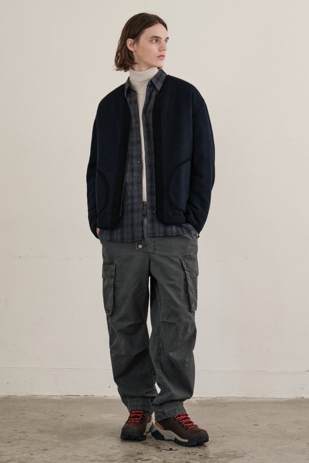 글렌코 울 패딩 재킷 (NAVY)은 겨울철 출근룩을 위한 미니멀하고 클래식한 스타일의 남성용 패딩 자켓입니다. 네이비 컬러의 무지 디자인으로 어떤 옷에도 쉽게 매치할 수 있습니다. 부드러운 울 소재와 두꺼운 두께감으로 뛰어난 보온성을 제공하며, 긴 소매와 집업 여밈 방식이 특징입니다. 레귤러 핏으로 제작되어 편안한 착용감을 선사합니다. 안감은 패딩 처리되어 더욱 따뜻하게 착용할 수 있습니다.
