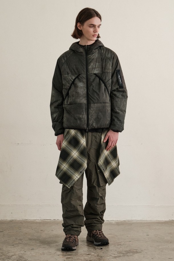 몽블랑(Montblanc) 마운틴 패딩 재킷 (CAMO)은 남성용 겨울 아우터로, 일상과 캐주얼 스타일을 아우르는 활용성을 자랑합니다. 밀리터리 무드의 카모 패턴과 오버핏 디자인이 돋보이며, 집업 방식으로 간편하게 착용할 수 있습니다. 두꺼운 두께감과 나일론 소재, 후드, 방수 기능으로 보온성과 방수 기능을 동시에 제공하여 캠핑룩, 고프코어 스타일을 연출하기에 좋습니다. 긴 소매 기장의 레귤러 기장 패딩 재킷입니다.
