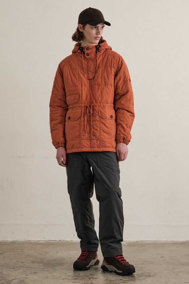 릿지 헌터 패딩 아노락 (ORANGE)은 겨울철 캐주얼 및 스포티 스타일을 연출하기에 좋은 아이템입니다. 오렌지 컬러의 무지 디자인으로, 어떤 옷에도 쉽게 매치할 수 있습니다. 두꺼운 두께감과 보온 기능을 갖춰 추운 날씨에도 따뜻하게 착용할 수 있으며, 오버핏으로 편안한 착용감을 선사합니다. 나일론 소재로 제작되었으며, 긴 소매와 집업 여밈 방식, 포켓 및 스트링 디테일로 실용성을 더했습니다. 캠핑룩으로 활용하기에도 적합한 아노락입니다.
