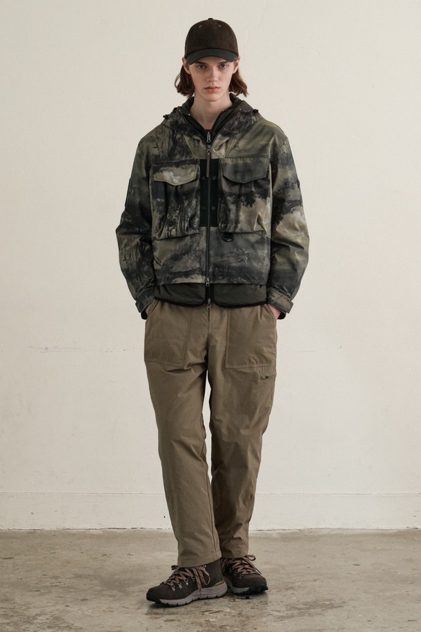 리버 디테쳐블 패딩 재킷 (KHAKI)은 밀리터리, 스트릿 무드를 담은 오버핏 패딩 자켓입니다. 나일론 소재로 제작되어 두꺼운 두께감으로 뛰어난 보온성을 제공하며, 탈부착 가능한 디자인과 포켓 디테일이 특징입니다. 카모 패턴과 카키 컬러가 트렌디한 스타일을 연출하며, 여행룩, 캠핑룩, 스트리트 패션, 캐주얼룩, 고프코어 스타일 등 다양한 TPO에 활용 가능합니다. 집업 방식으로 간편하게 착용할 수 있으며, 긴 소매 기장으로 따뜻함을 더했습니다. 겨울철 일상에서 스타일리시하게 연출하기 좋은 아이템입니다.
