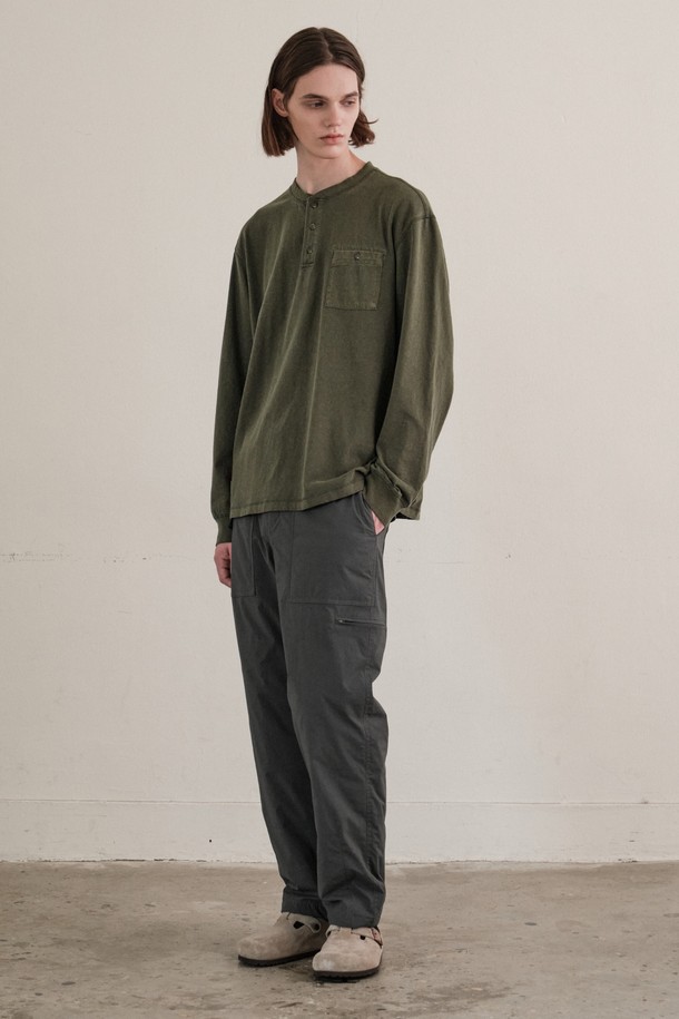 다크그레이 컬러의 브레이크 패딩 팬츠입니다. 겨울철 캐주얼 및 일상, 캠핑룩에 적합하며, 베이직하고 미니멀한 스타일을 연출합니다. 나일론과 폴리에스테르 소재로 제작되어 부드러운 촉감과 뛰어난 보온성 및 방수 기능을 제공합니다. 두꺼운 두께감의 루즈핏과 레귤러핏으로 편안하게 착용 가능하며, 무지 디자인으로 다양한 상의와 매치하기 좋습니다. 
