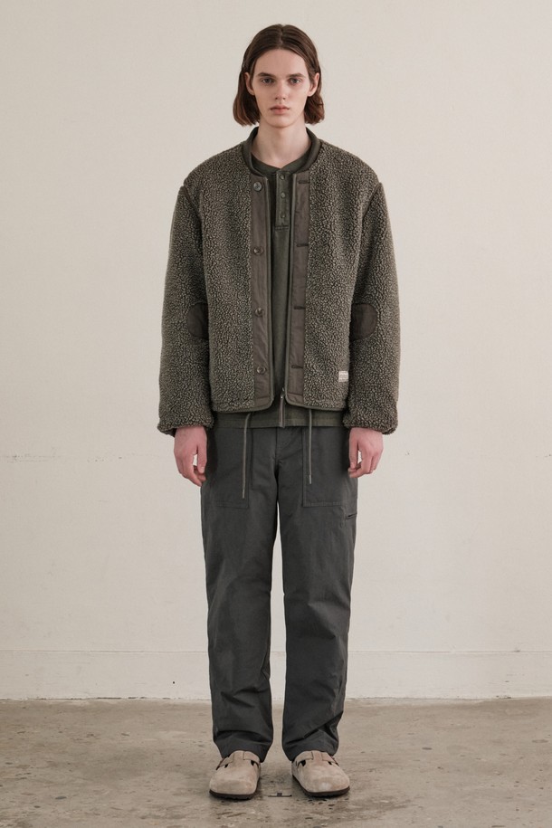 포스 테크니컬 플리스 (BROWN)는 가을과 겨울철, 일상에서 따뜻하게 착용하기 좋은 남성용 플리스 자켓입니다. 부드러운 촉감의 두꺼운 플리스 소재로 제작되어 뛰어난 보온성을 자랑하며, 캐주얼 및 스포티한 스타일을 연출하기 좋습니다. 집업 스타일의 레귤러핏 디자인으로 편안하게 착용할 수 있으며, 산책룩이나 캠핑룩과 같은 TPO에 활용하기 좋습니다. 무지 디자인에 브라운 컬러로 어떤 옷에도 쉽게 매치하여 미니멀한 스타일을 완성할 수 있습니다.
